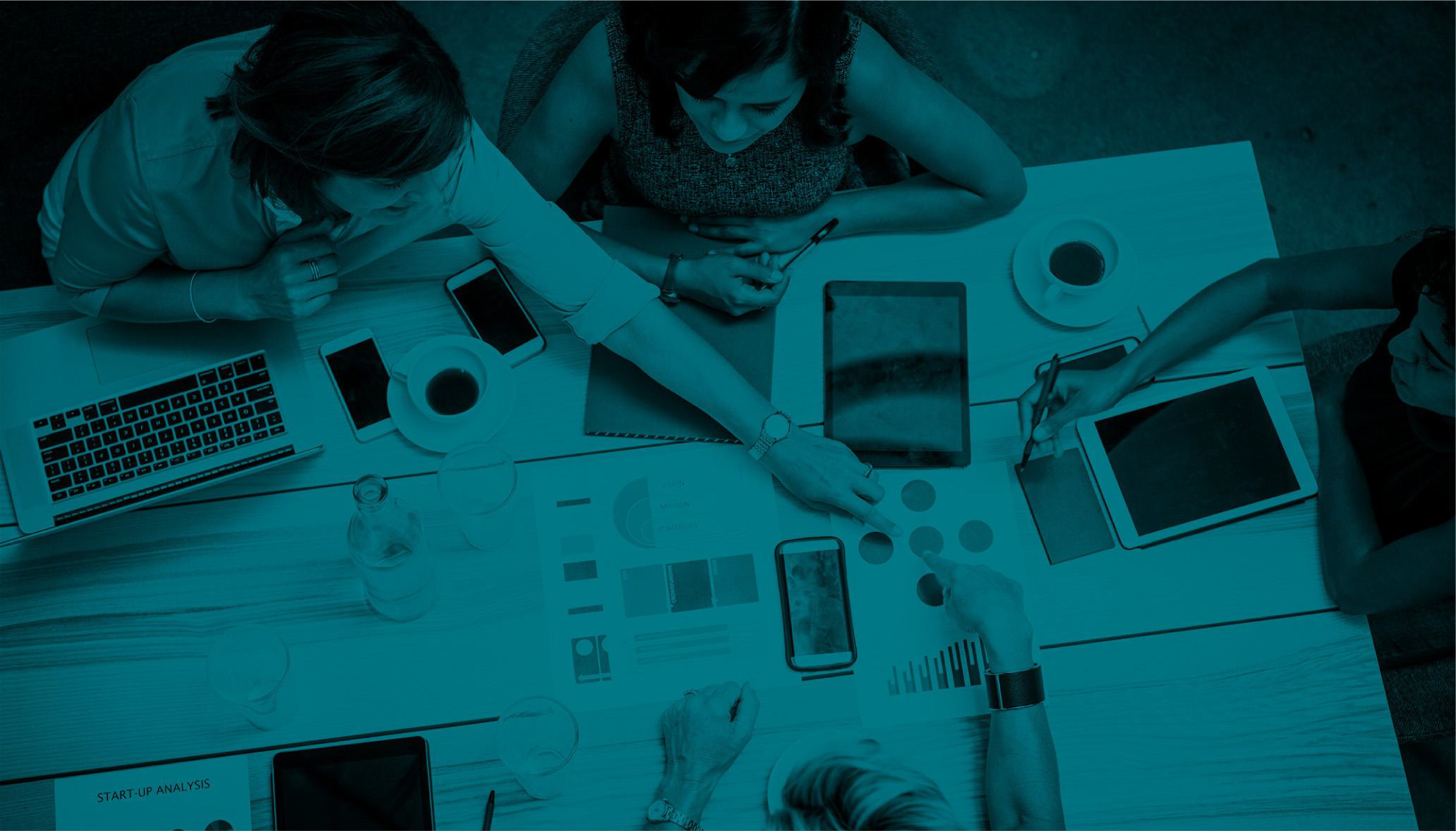 Equipo de trabajo revisando información sobre una mesa