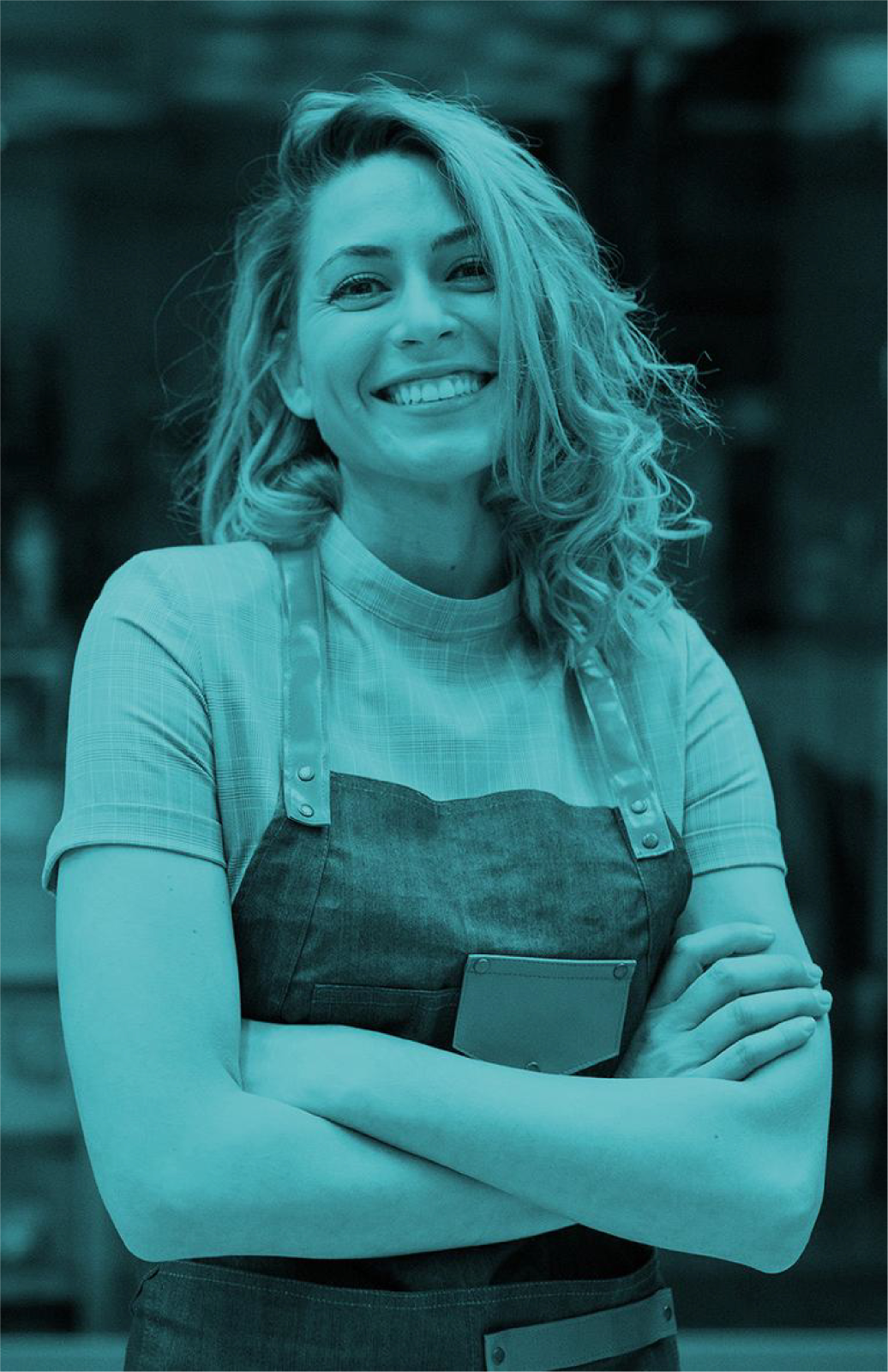 Retrato de una trabajadora sonriendo en un entorno profesional
